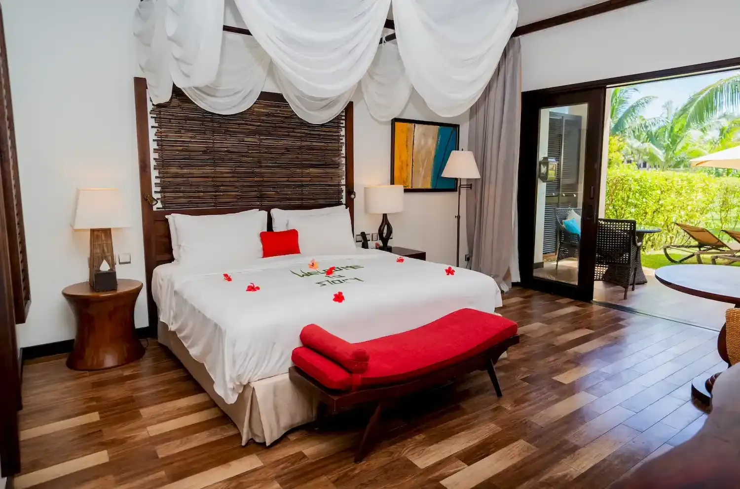 Спальня в полулюксе с кроватью king-size и балконной дверью, комфортабельное сейшельское жилье с видом на сад